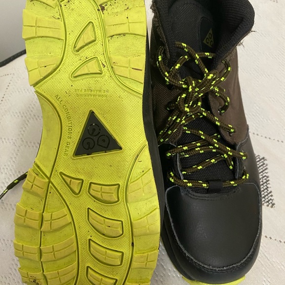 Nike boots - Picture 4 of 4